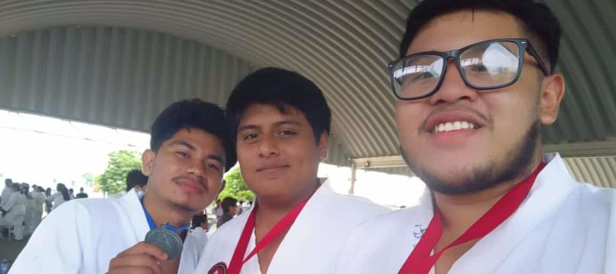 Arrasan tabasqueños con medallas en la V Copa de Karate celebrada en Campeche Arrasan tabasqueños con medallas en la V Copa de Karate celebrada en Campeche
