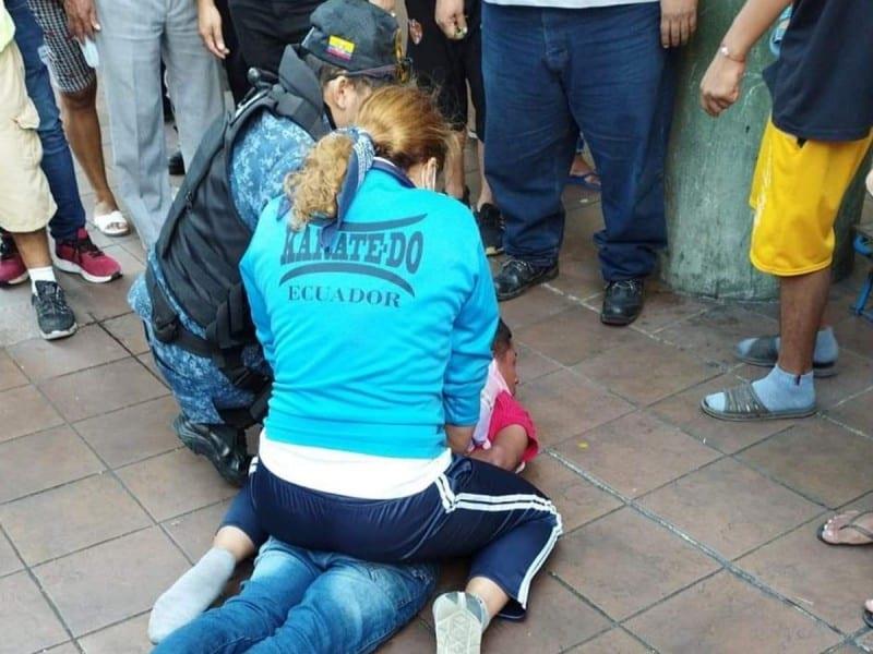 Mujer somete a un hombre que golpeaba a su pareja