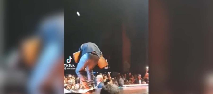 Avientan hielo a Nodal en concierto; pide que saquen al agresor