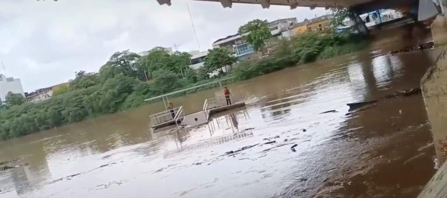 Muelle es arrastrado por el Grijalva con dos personas a bordo