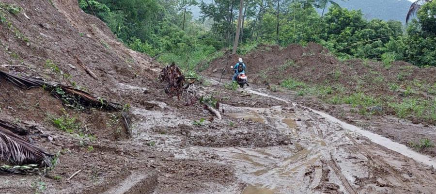 Lluvias dejan incomunicadas por 14 horas comunidades de Tacotalpa
