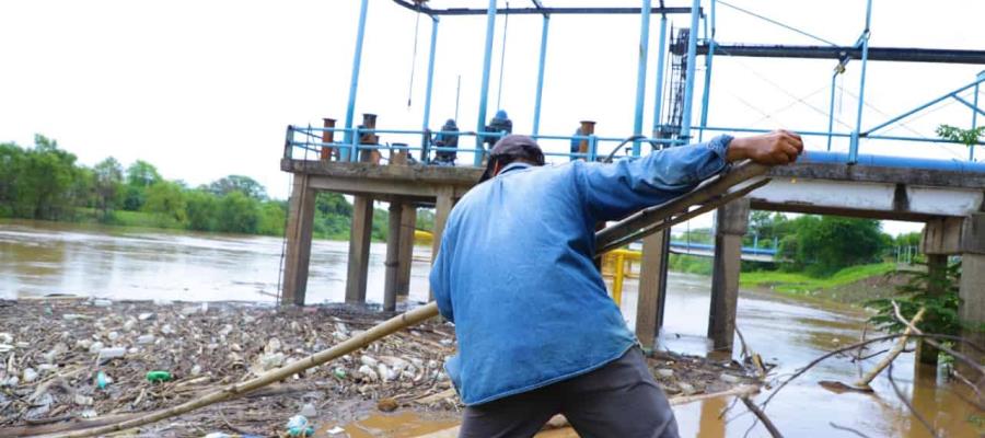 Botellas, ramas y bolsas se atoran en planta de captación Villahermosa