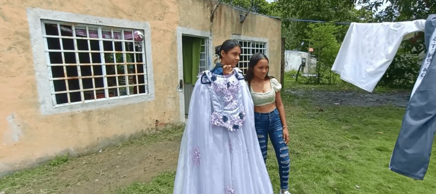 Quinceañera tabasqueña obsequia su vestido a joven sin posibilidad para adquirir uno