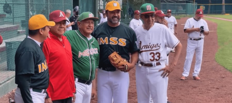 Presume AMLO que le ganó al equipo del IMSS en partido de béisbol