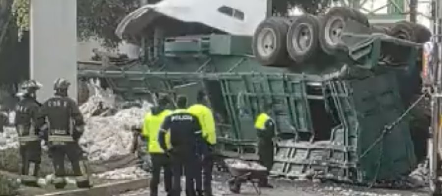 Vuelca y cae tráiler cargado con cebollas, en CDMX