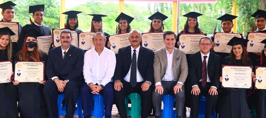 Apadrina gobernador Merino a generación de estudiantes de la UAG Apadrina gobernador Merino a generación de estudiantes de la UAG