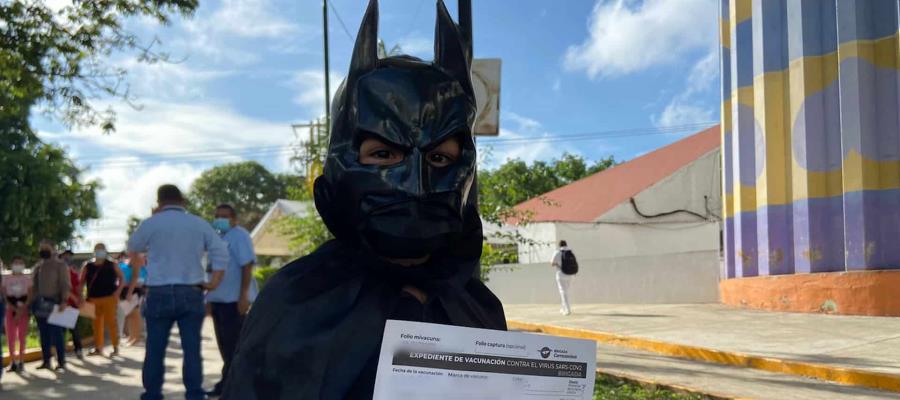 Se vacuna Batman contra el COVID; arranca inoculación para menores con comorbilidades