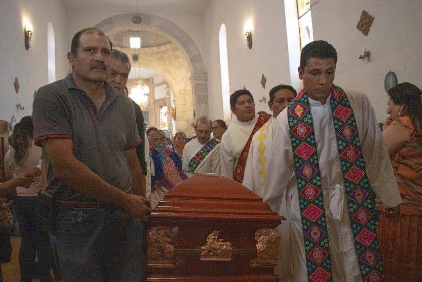 Sepultan a sacerdotes jesuitas asesinados en Cerocahui, Chihuahua