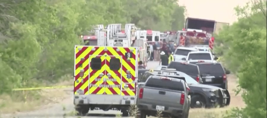 Sobreviven 2 migrantes mexicanos de tráiler con 50 muertos en Texas