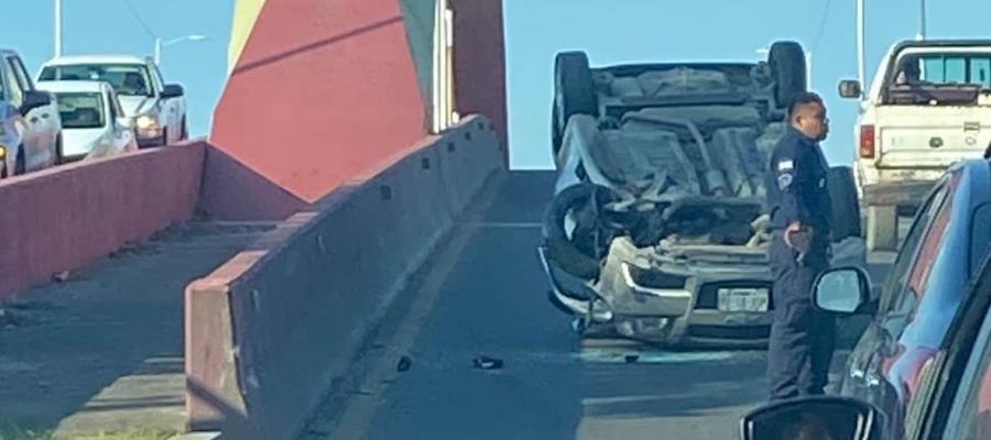 Vuelca auto en el Carrizal VI, lo choca un tráiler