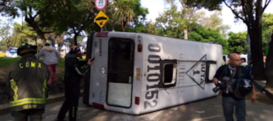 Al menos 20 heridos deja volcadura de microbús en la CDMX
