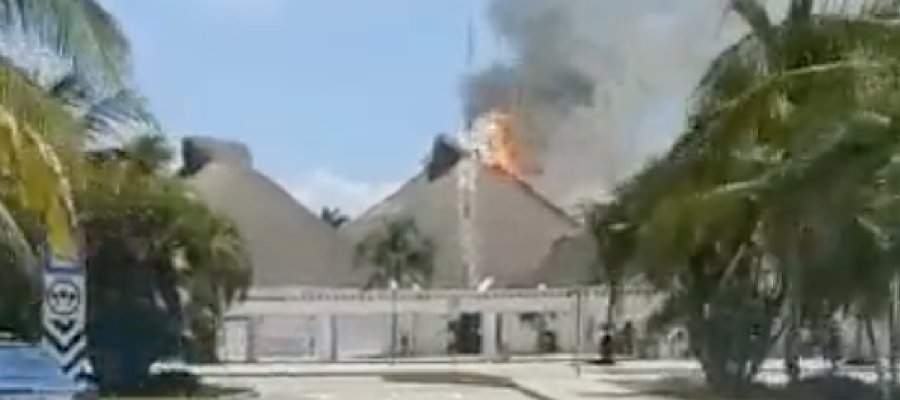 [VIDEO] Se incendia palapa en Aeropuerto de Huatulco