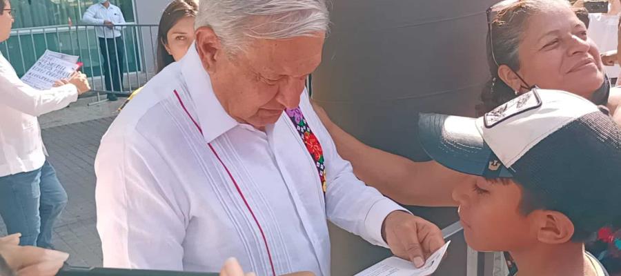 Atiende AMLO a tabasqueños antes de partir de Villahermosa 