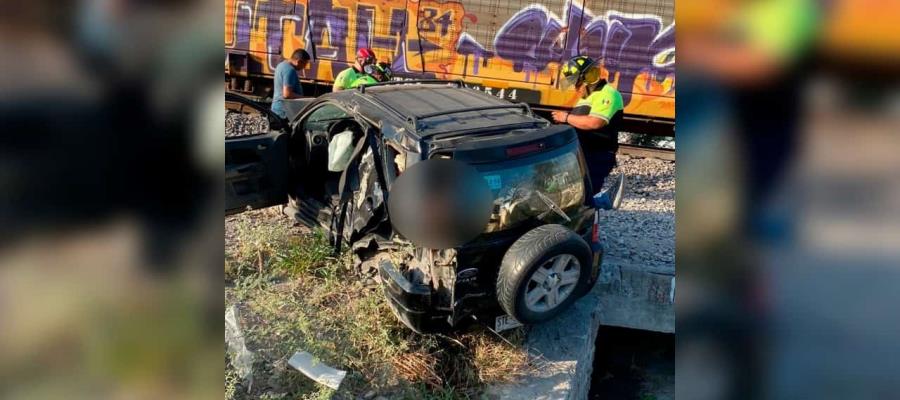 Mueren 2 niñas en Nuevo León, su mamá intentó ganar paso al tren