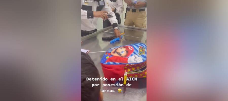 Detienen a niño de 6 años en el AICM, portaba 2 pistolas de juguete