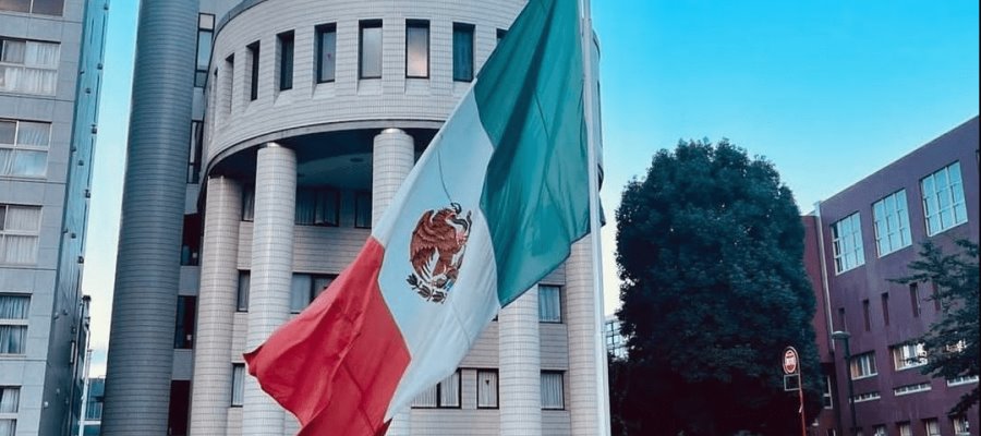 En Tokio, colocan bandera de México a media asta por asesinato de Shinzo Abe