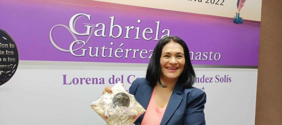 Reconocen escritoras trayectoria de Lorena del Carmen Hernández, por 44 años en el periodismo