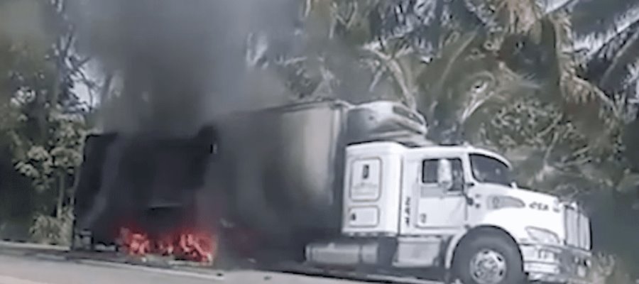 Se incendia tráiler cargado de plátano en la Villahermosa-Frontera