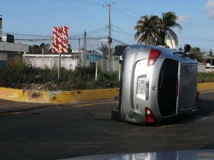 Vuelca camioneta en retorno de Villa Puerto Ceiba Vuelca camioneta en retorno de Villa Puerto Ceiba