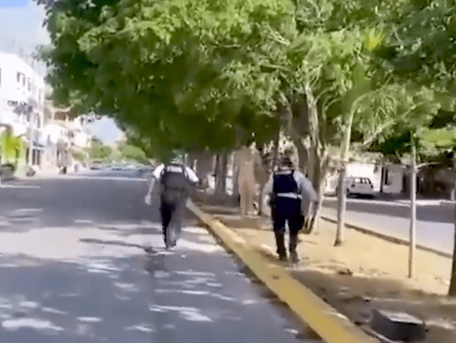 Detienen a hombre que caminaba desnudo por calles de Playa del Carmen