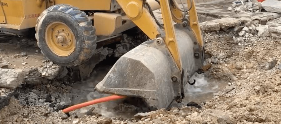 Maquinaria rompe línea de agua potable durante trabajos en el malecón