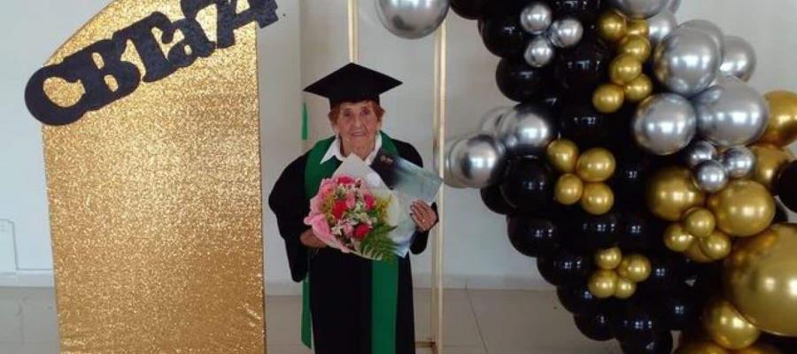 Abuelita de 84 años se gradúa del bachillerato en Cadereyta, Nuevo León