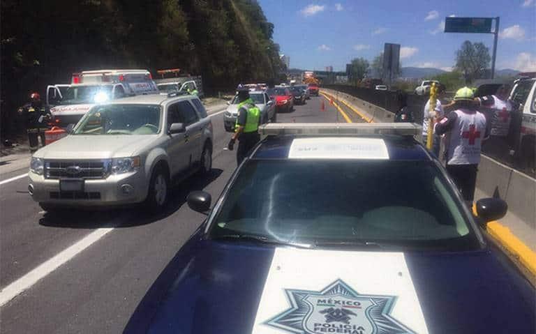 Volcadura de combi en la autopista México-Puebla deja un muerto y 16 lesionados 