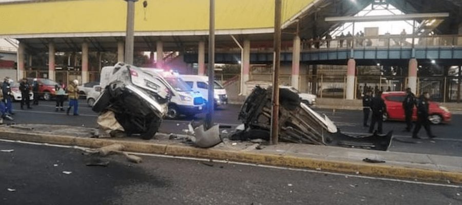 ¡Fatal accidente! Vehículo se parte en dos tras choque contra un poste en la CDMX; hay dos muertos