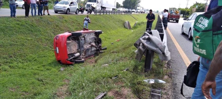 Vehículo vuelca sobre la Villahermosa-Macuspana