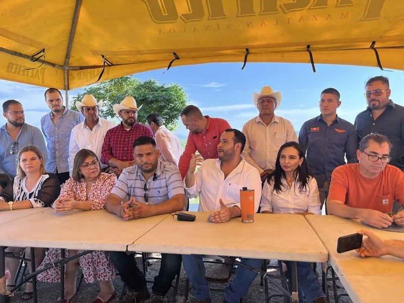 Alcaldes y diputados renuncian al PRI para irse a MC Alcaldes y diputados renuncian al PRI para irse a MC