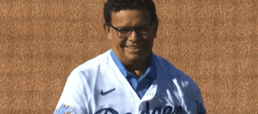 ¡Histórico! Fernando Valenzuela lanza la primera bola en el Juego de Estrellas