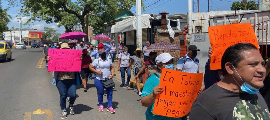 Maestros vuelven a tomar las calles; marchan denunciando represión