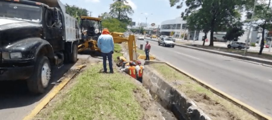 Limpian cunetas en Ruiz Cortines previo a temporada de lluvias