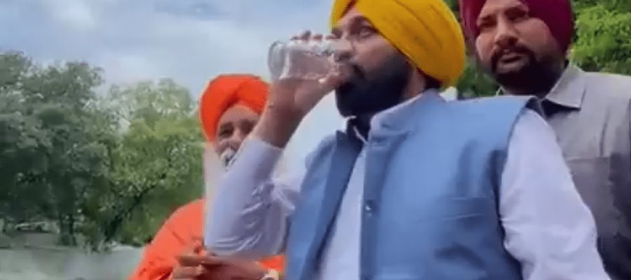 Funcionario de la India toma agua de un río “sagrado” para demostrar su pureza y termina hospitalizado