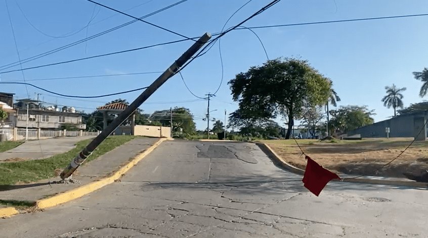 Termina angustia para habitantes de Gaviotas; CFE retira poste a punto de colapsar