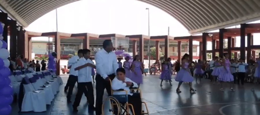 Papá aprende coreografía para bailar con su hijo discapacitado el vals de graduación en Centro