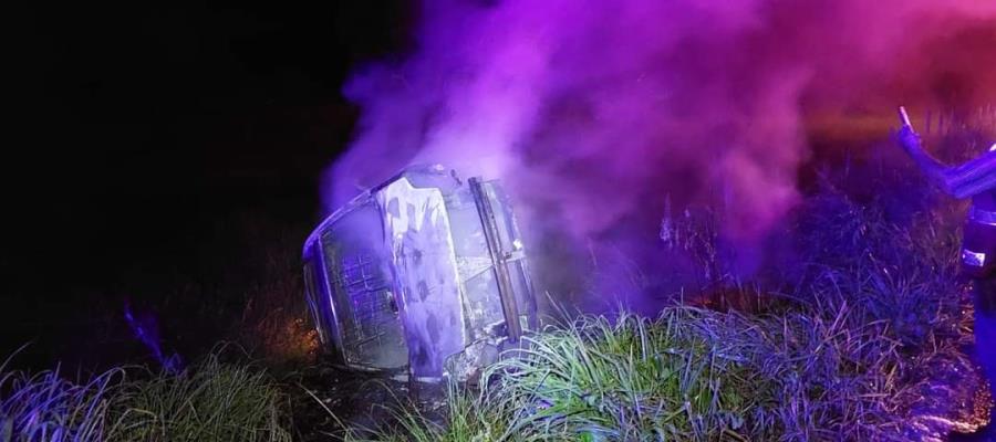 Auto vuelca y se incendia en la carretera a Macuspana