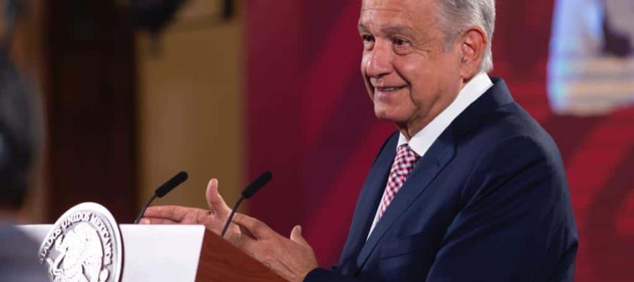 Se solidariza AMLO con periodistas llamados “paleros”