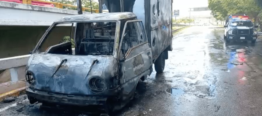 Se quema camioneta de carga en el puente Los Monos