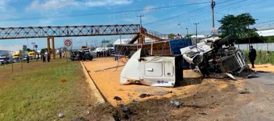 Pensé que nos iba a caer encima, narra sobreviviente de la volcadura de tráiler en la Frontera-Villahermosa