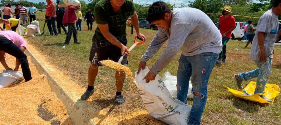 ¡Rapiñan tráiler con maíz! En 5 horas se llevan 20 toneladas en la Frontera-Villahermosa