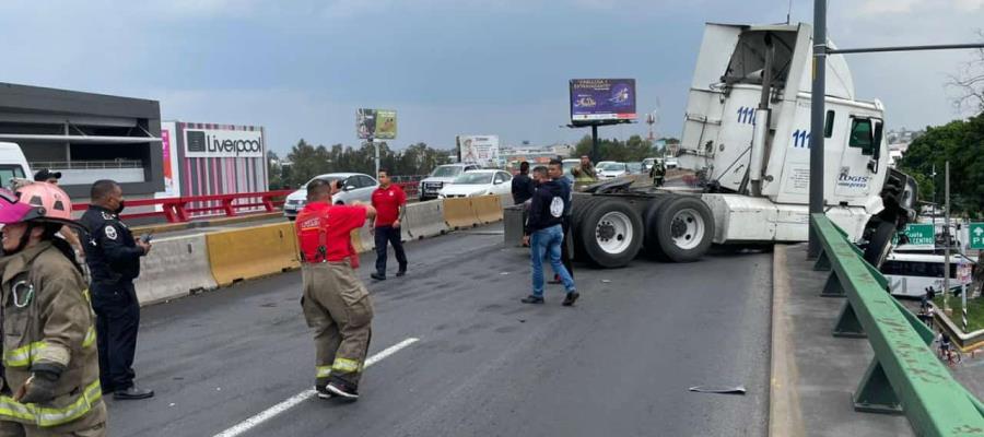 Tráiler estuvo a punto de caer de un puente vehicular en Edomex