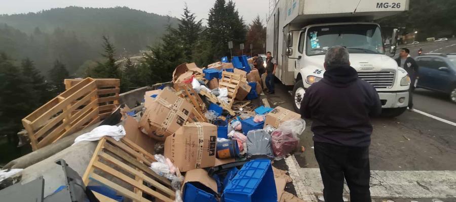 Rapiñan ropa tras volcadura de tráiler en la México-Toluca