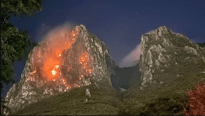 Se registra incendio en la parte alta del Cerro de la Silla, en Monterrey