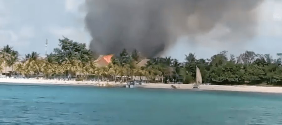 Se incendia palapa de hotel en Cozumel, QR