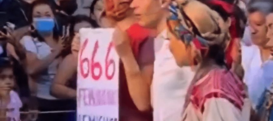 Mujer engaña a Murat para tomarse selfie con cartel que evidencia violencia feminicida en Oaxaca