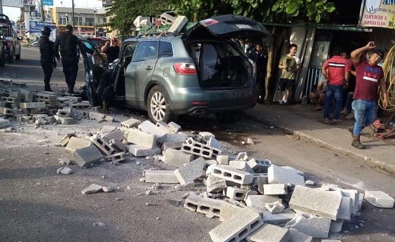 Chocan camioneta contra camión de carga en la Villahermosa-Frontera y blocks caen sobre el auto