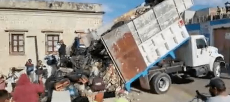 Manifestantes tiran bolsas de basura en centro de Oaxaca