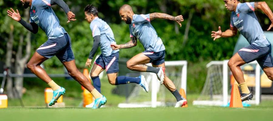 Pumas viaja a España para duelo contra el Barça; Dani Alves, la sensación