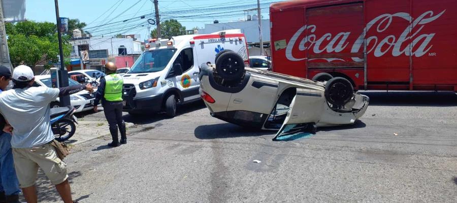 Volcadura en Quintín Arauz deja dos lesionados